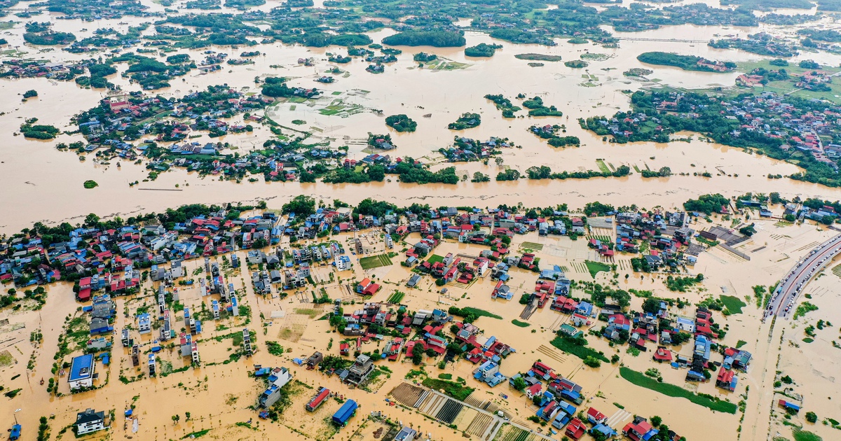 Th&aacute;i Nguy&ecirc;n nh&igrave;n từ tr&ecirc;n cao: Nước d&acirc;ng cao bao v&acirc;y trung t&acirc;m, người d&acirc;n chạy lũ