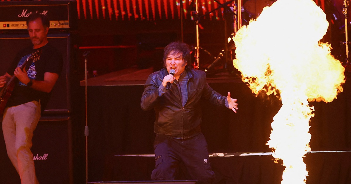 Tổng thống Argentina tr&igrave;nh diễn nhạc rock trước s&acirc;n khấu 15.000 người