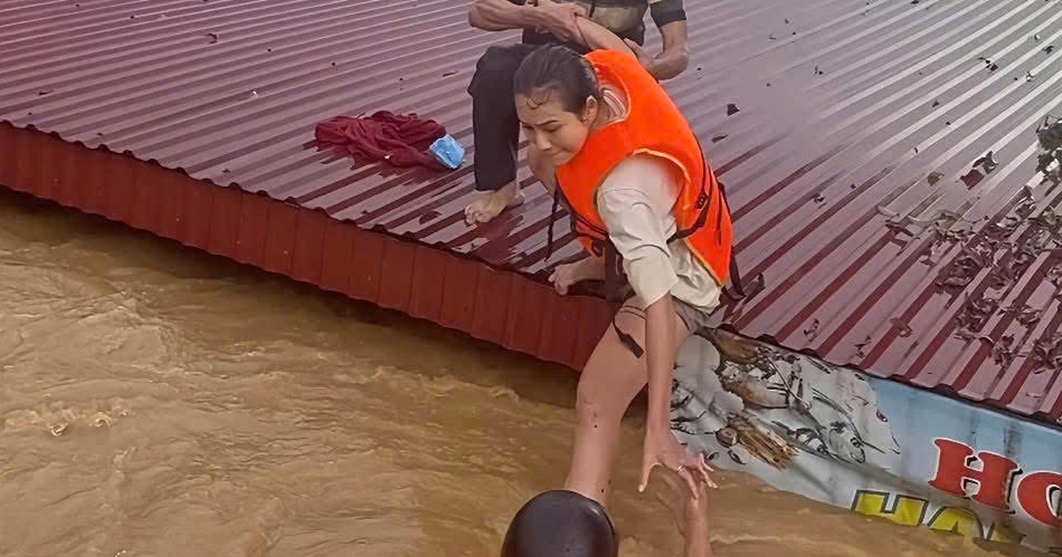 Thuyền du lịch ch&ugrave;a Hương cứu người mắc kẹt ở v&ugrave;ng lũ Th&aacute;i Nguy&ecirc;n