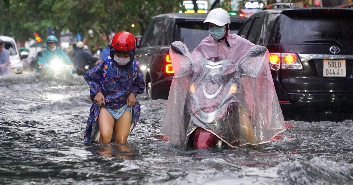 TP.HCM mưa lớn, nước ngập gần 3 tiếng tr&ecirc;n đường Quốc Hương