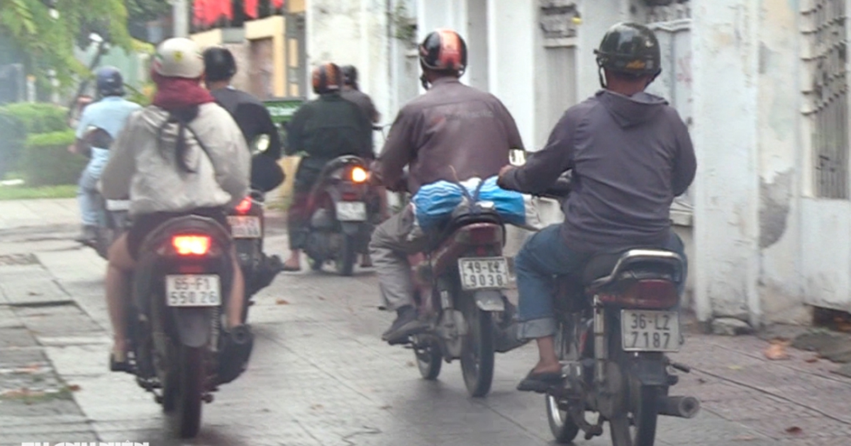 Tra cứu danh s&aacute;ch 95 xe m&aacute;y đi tr&ecirc;n vỉa h&egrave; bị CSGT Bến Th&agrave;nh phạt nguội