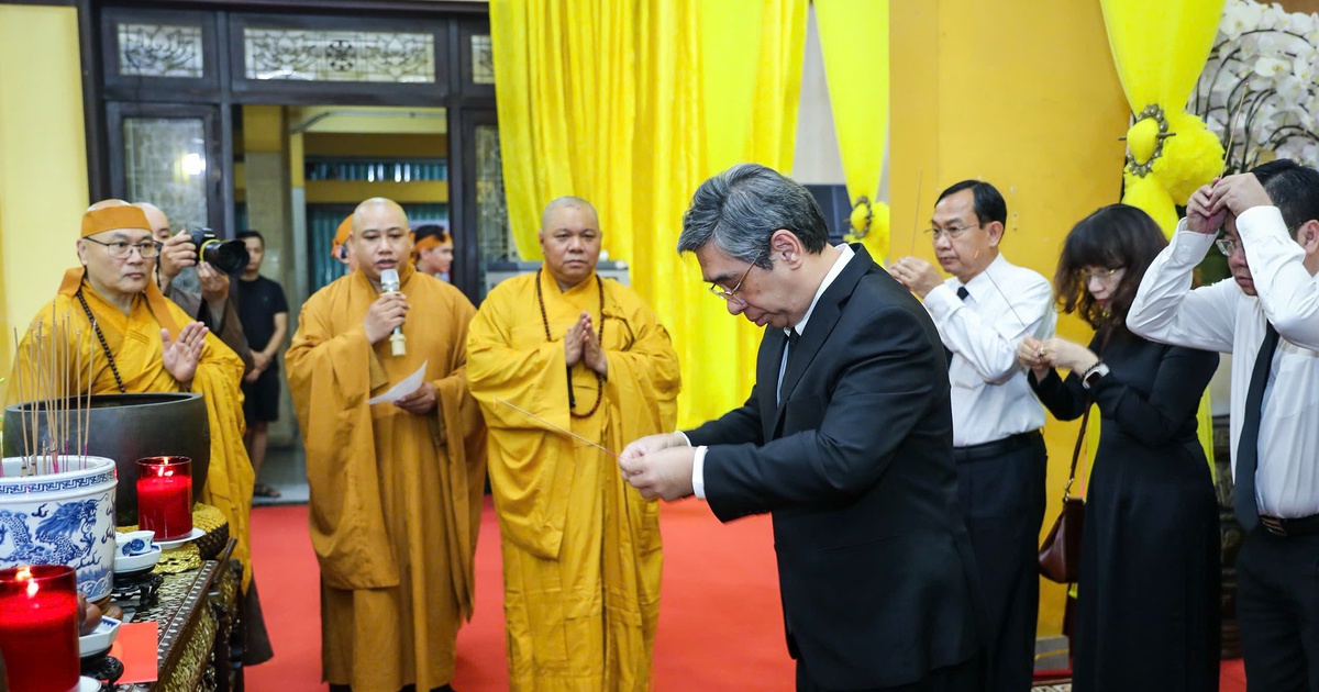 L&atilde;nh đạo TP.HCM viếng trưởng l&atilde;o h&ograve;a thượng Th&iacute;ch Tr&iacute; Tịnh