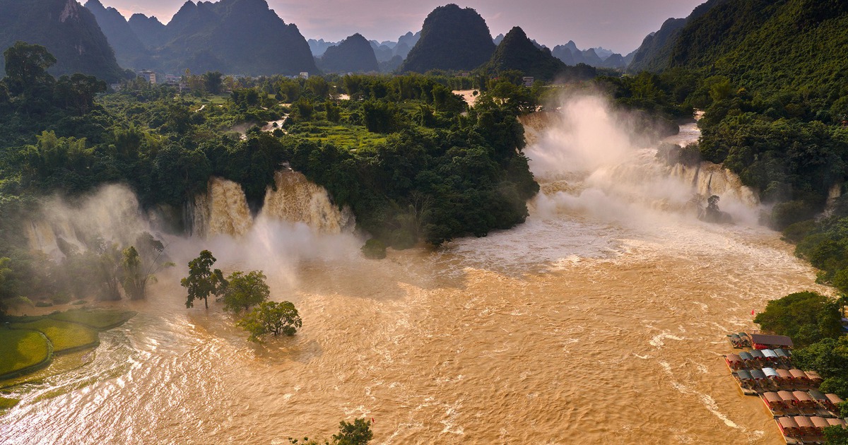 Th&aacute;c Bản Giốc nước cuồn cuộn đục ngầu, cảnh tượng hiếm thấy giữa m&ugrave;a thu