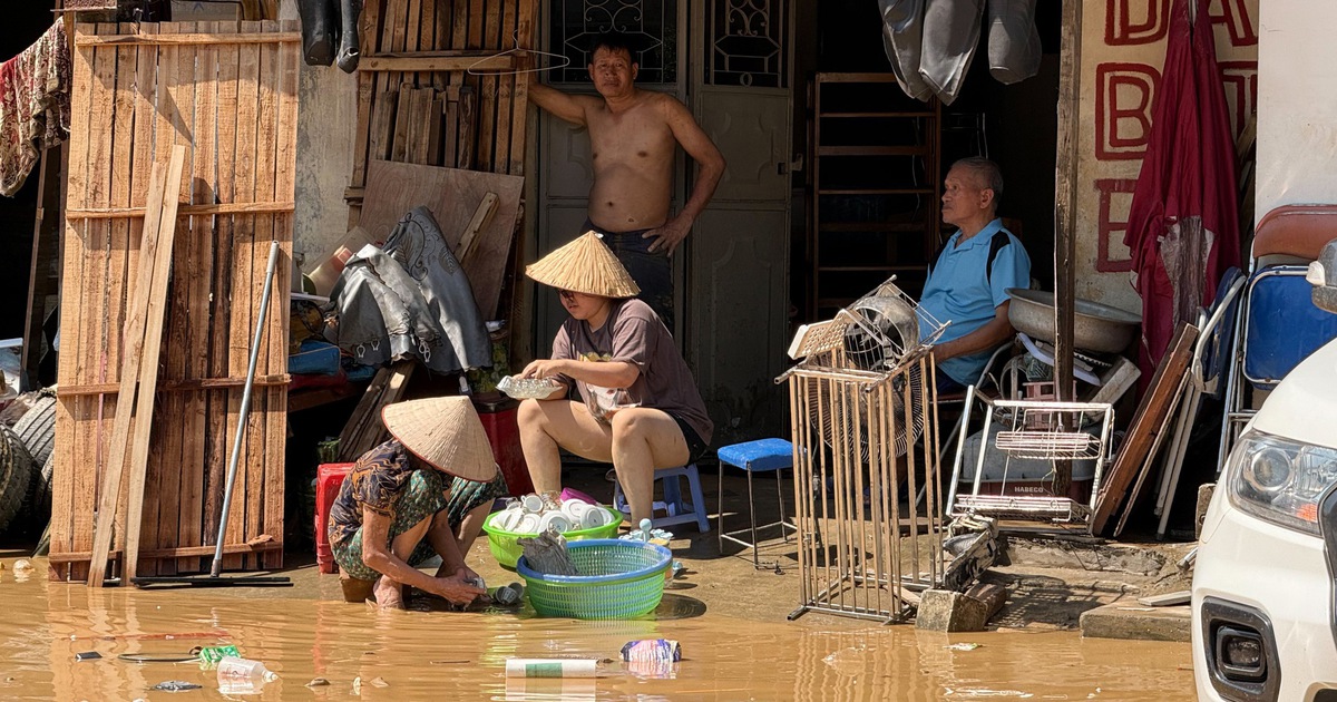 Cận cảnh đường phố Th&aacute;i Nguy&ecirc;n tan hoang, xe cộ b&aacute;m đầy b&ugrave;n sau lũ r&uacute;t