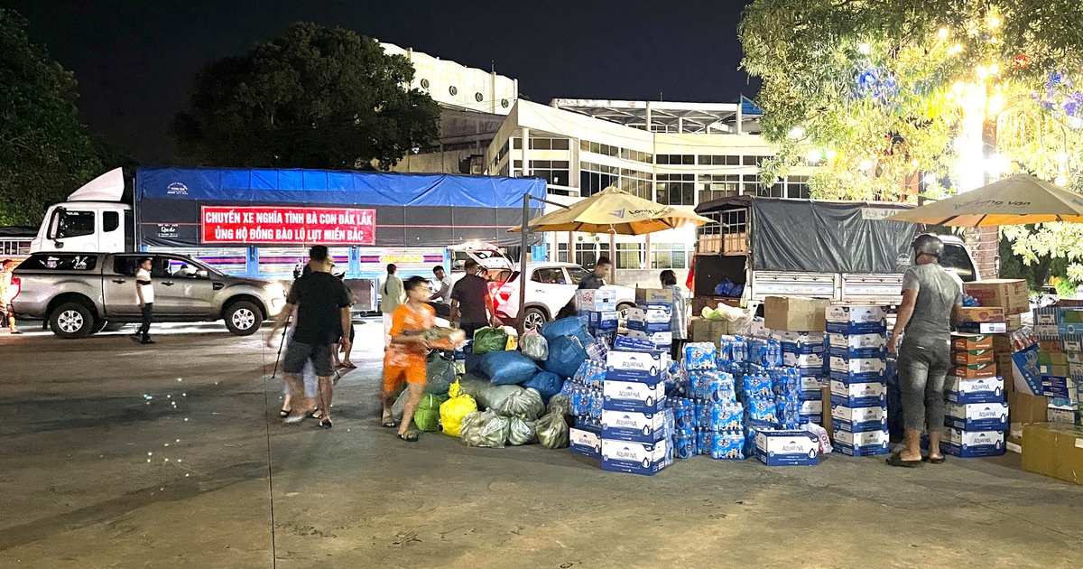 Nửa đ&ecirc;m ở ng&atilde; s&aacute;u Bu&ocirc;n Ma Thuột: H&agrave;ng cứu trợ chất cao như n&uacute;i chờ gửi v&ugrave;ng lũ