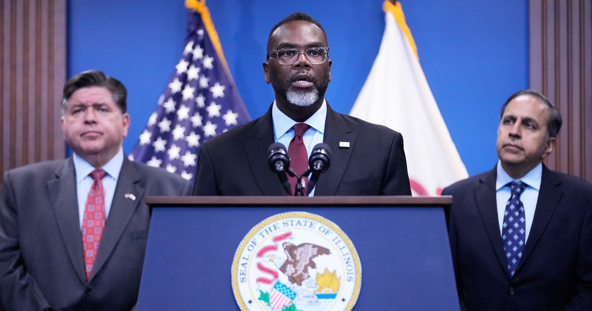 &Ocirc;ng Trump đ&ograve;i bỏ t&ugrave; thống đốc Illinois, thị trưởng Chicago