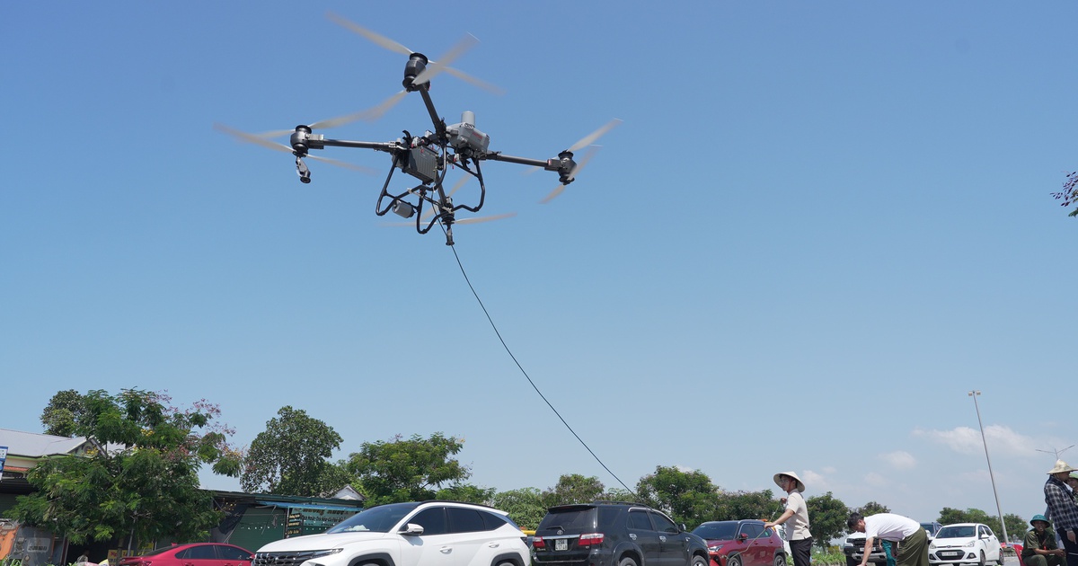 Drone xuy&ecirc;n lũ mang thuốc cứu b&eacute; 4 th&aacute;ng tuổi sốt cao, co giật tại Th&aacute;i Nguy&ecirc;n