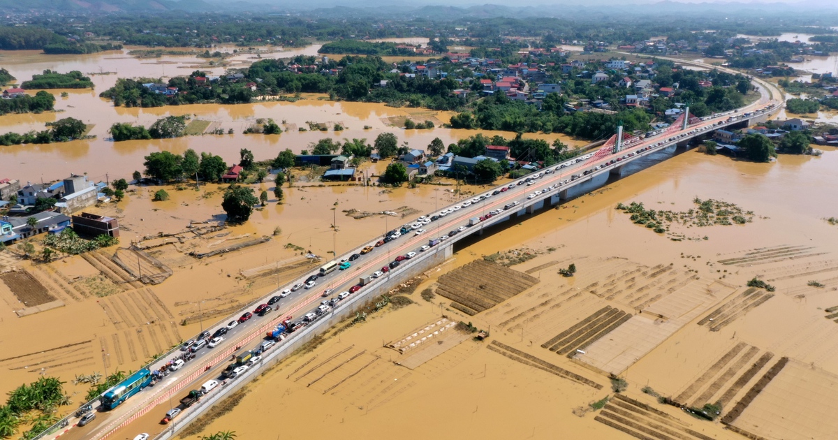 Lũ r&uacute;t ở Th&aacute;i Nguy&ecirc;n: Từ tr&ecirc;n cao x&oacute;t xa thấy b&ugrave;n non đặc qu&aacute;nh phủ khắp