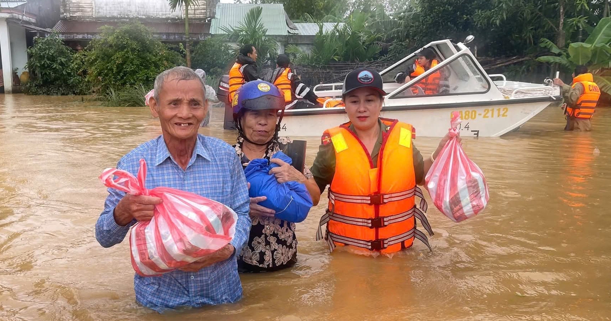 Người Đ&agrave; Nẵng xa qu&ecirc; hướng về v&ugrave;ng lũ: Chung tay san sẻ y&ecirc;u thương