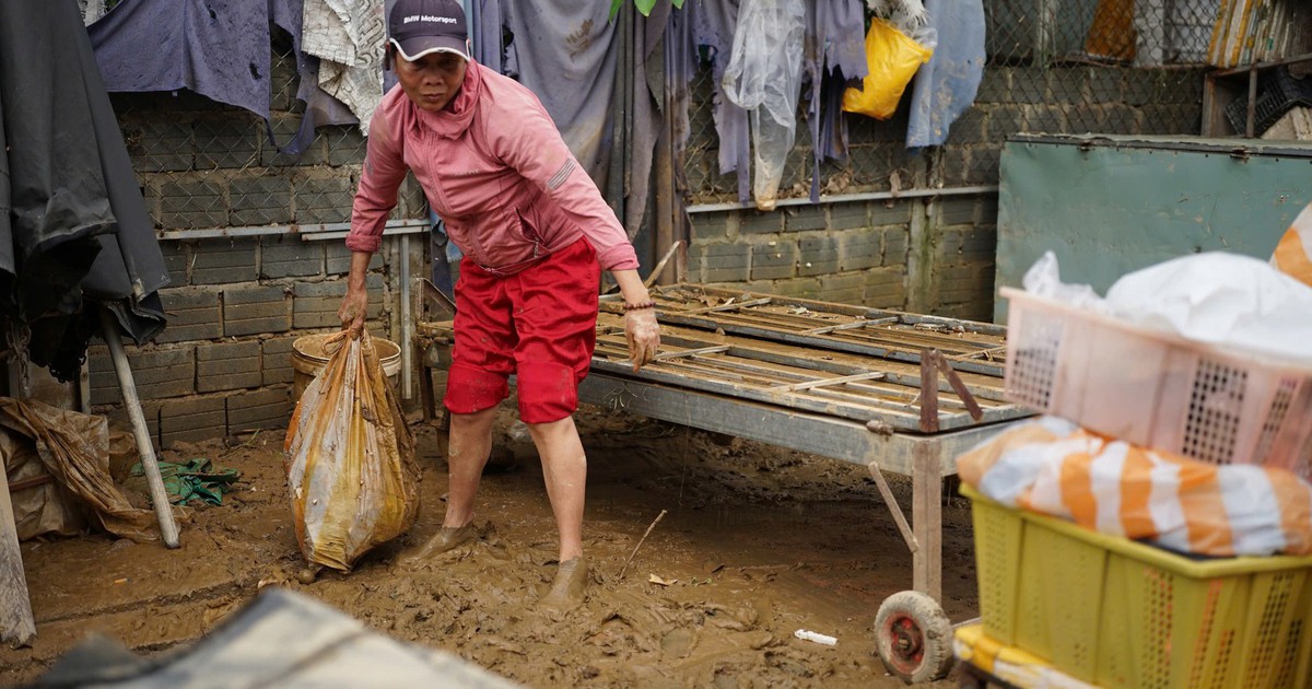 Nước sông Vu Gia - Thu Bồn lại dâng, người Đà Nẵng nhắc nhau: 'Đừng vội đưa đồ xuống!'