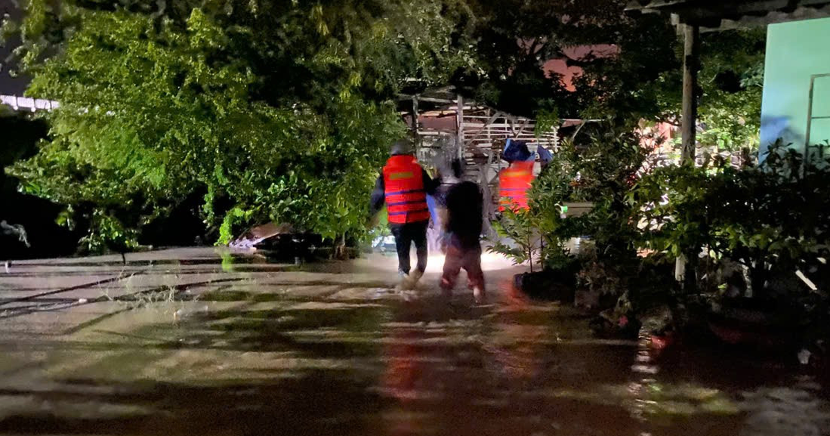 Bé gái mất tích trong dòng nước dữ sau vụ hồ chứa bị vỡ trên núi