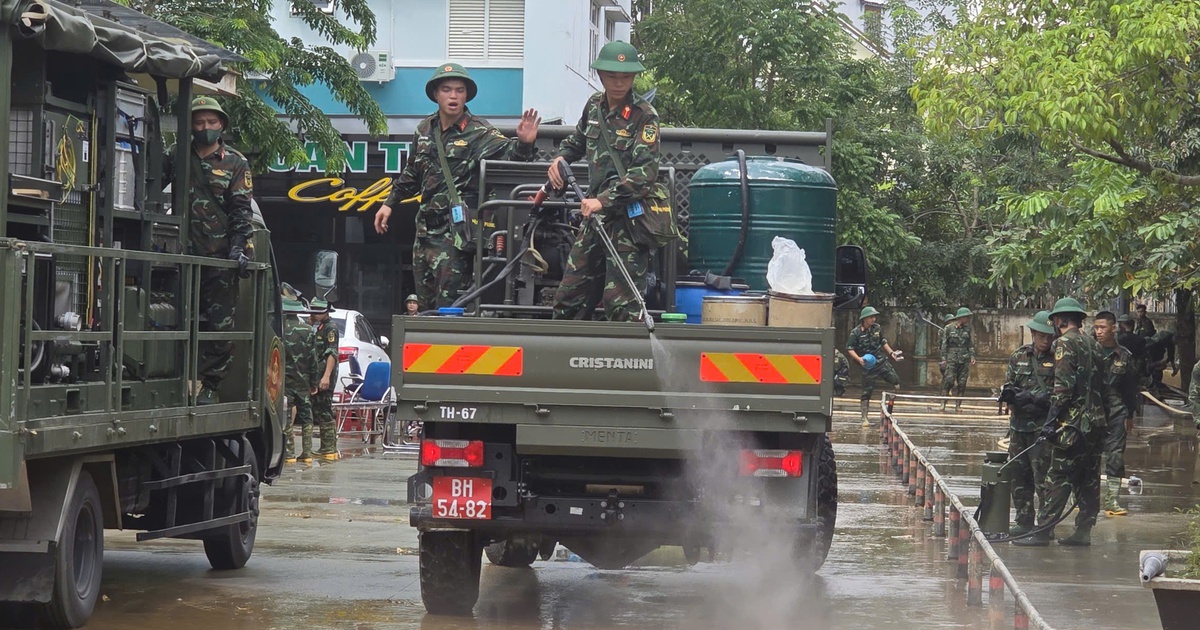 B&ugrave;n đất ngập bệnh viện ở Đ&agrave; Nẵng, bộ đội gi&uacute;p d&acirc;n dọn dẹp khử khuẩn