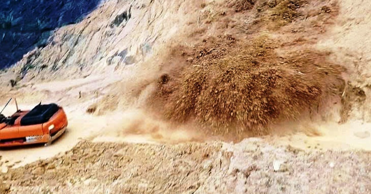 Đà Nẵng: Sạt lở, ngọn đồi đổ ầm ầm, tài xế xe múc may mắn thoát nạn