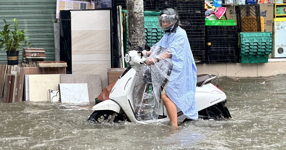 TP.HCM mưa lớn giữa trưa 1.11, đường L&ecirc; Văn Lương ngập s&acirc;u