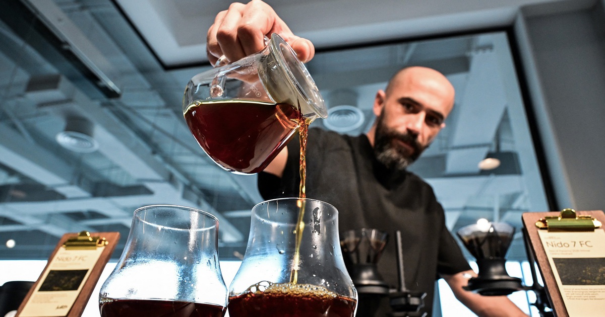 Ly c&agrave; ph&ecirc; kiểu g&igrave; gi&aacute; gần 26 triệu đồng?