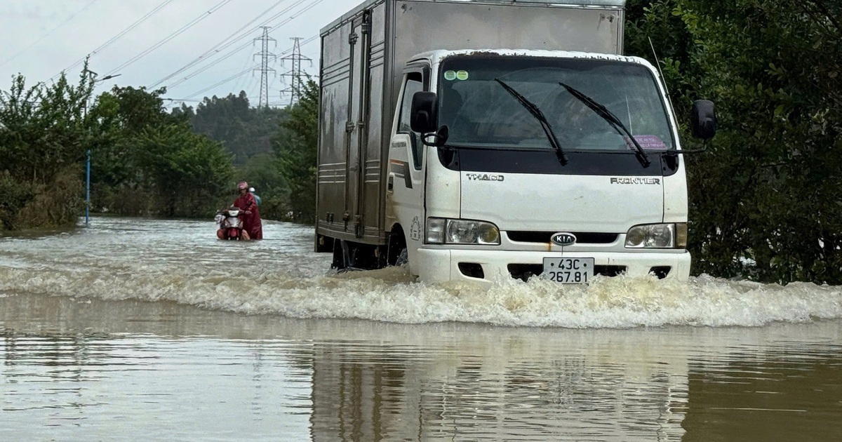 Đà Nẵng: Nước lũ lịch sử vừa rút, nhiều nơi đã ngập trở lại, gây chia cắt