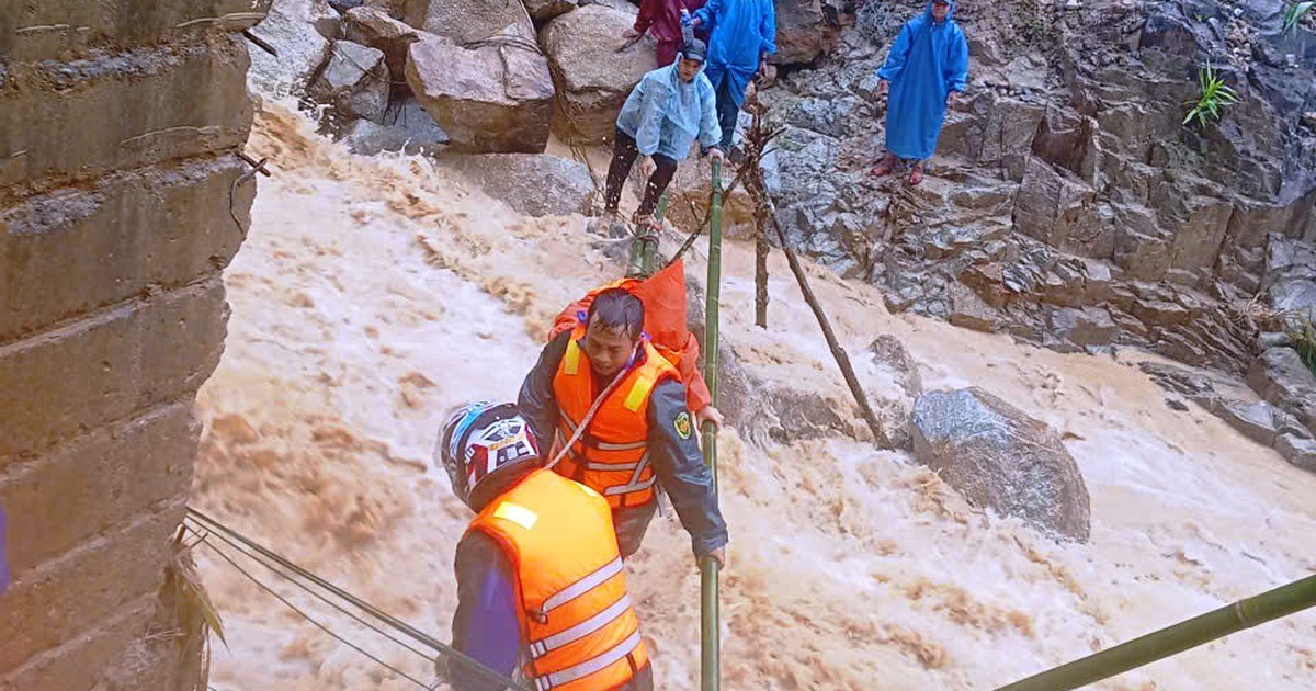 Đà Nẵng: Thót tim cảnh sản phụ vượt lũ trên cầu tre tự chế