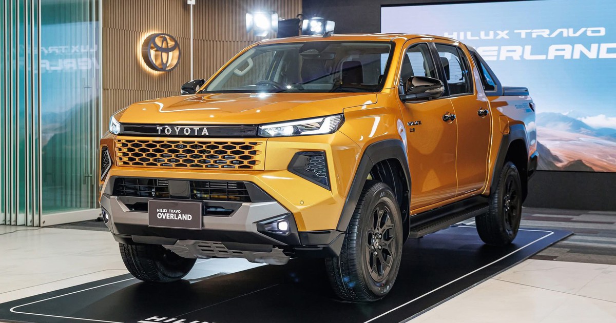 Toyota Hilux thế hệ mới lột xác thiết kế, có thêm bản thuần điện