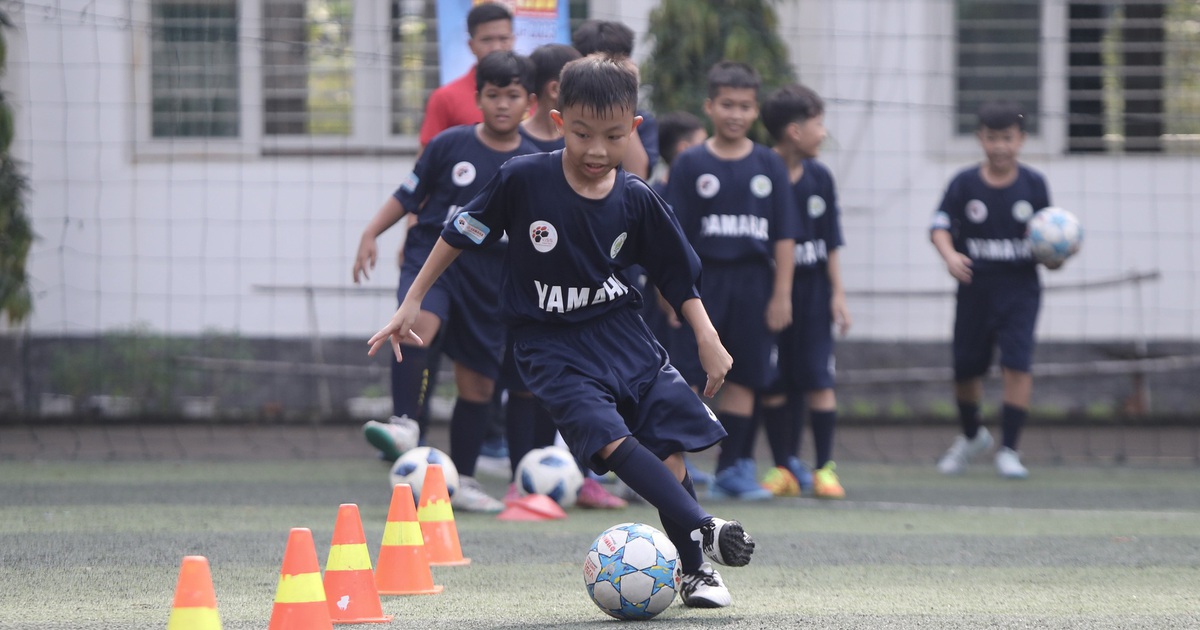 Sân trường trở thành ngày hội bóng đá: Đội bóng nhi đồng được tiếp lửa