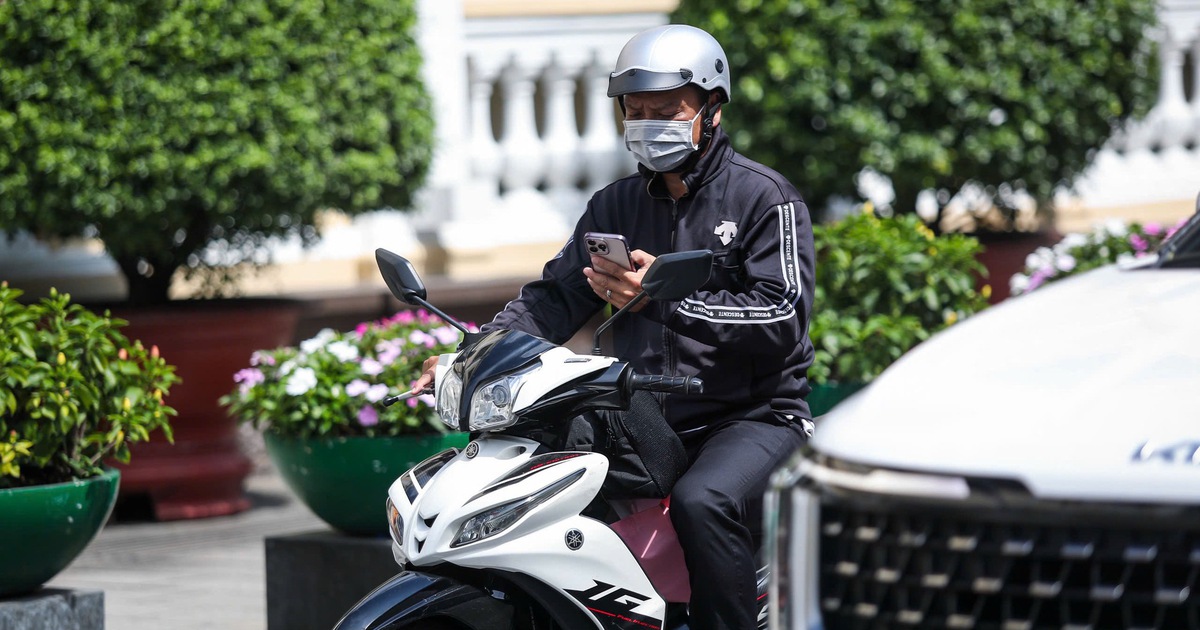 X&ocirc;n xao 'd&ugrave;ng điện thoại khi dừng chờ đ&egrave;n đỏ bị phạt': Cục CSGT ch&iacute;nh thức l&ecirc;n tiếng