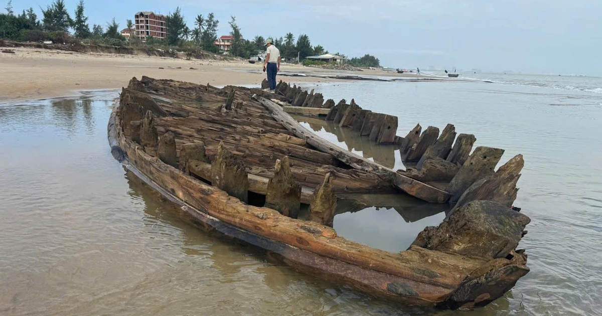 Khẩn cấp khai quật tàu cổ phát lộ ở bờ biển Hội An