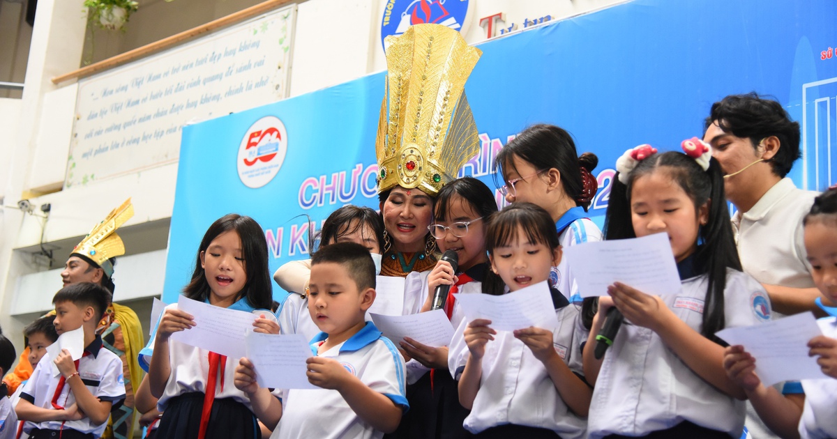 Học sinh TP.HCM học h&aacute;t cải lương với NSND Tấn Giao v&agrave; NSƯT T&acirc;m T&acirc;m