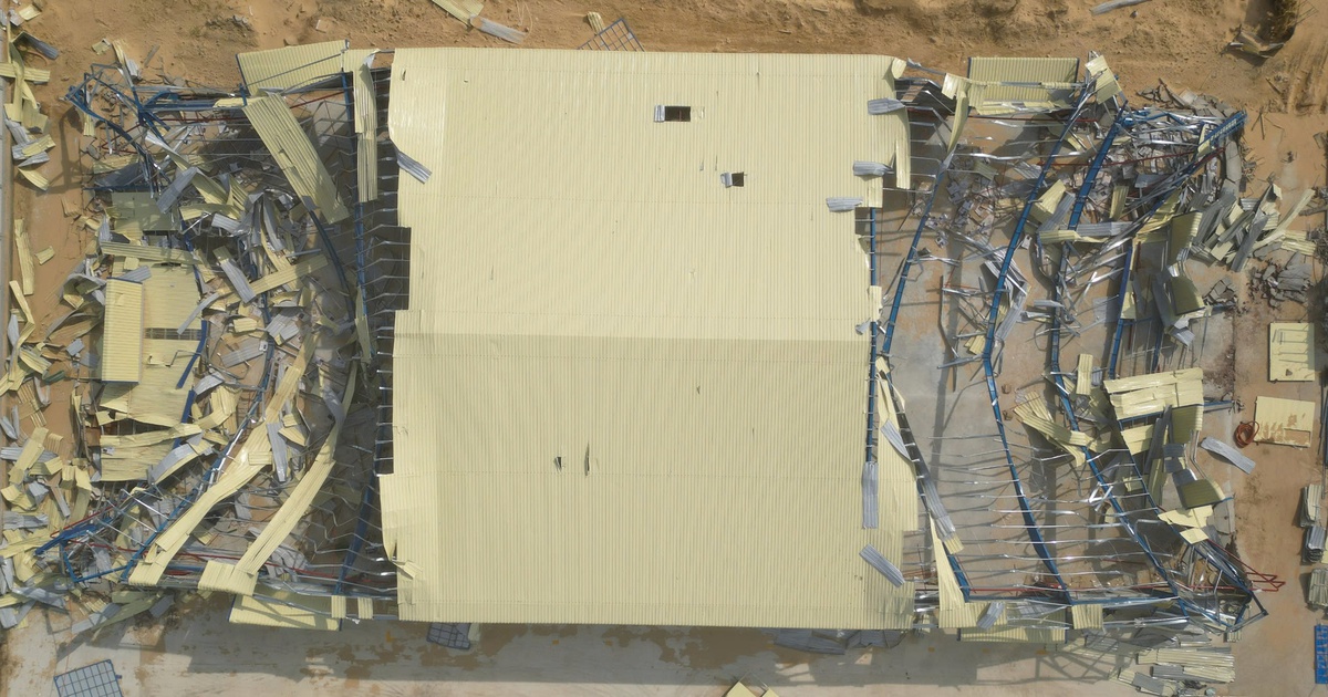 Cảnh tượng đổ nát ở Khu kinh tế Nhơn Hội: Nhà xưởng bị lật tung, hàng chục nhà máy tê liệt