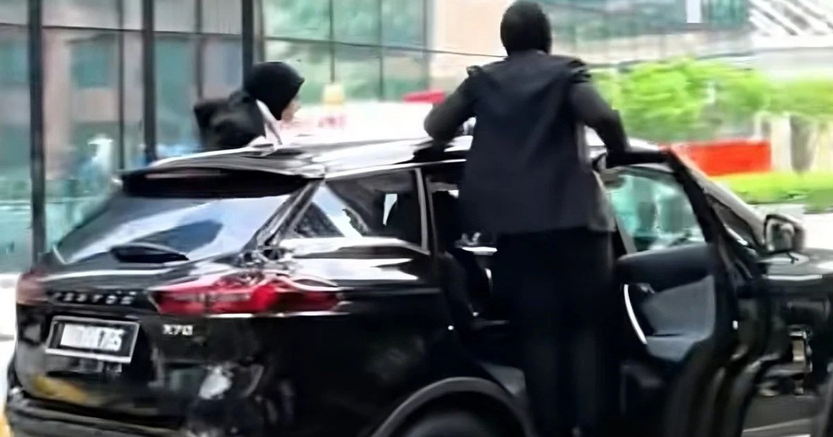 Cảnh vệ Malaysia g&acirc;y b&atilde;o mạng khi b&aacute;m v&agrave;o &ocirc; t&ocirc;, cảnh s&aacute;t n&oacute;i g&igrave;?