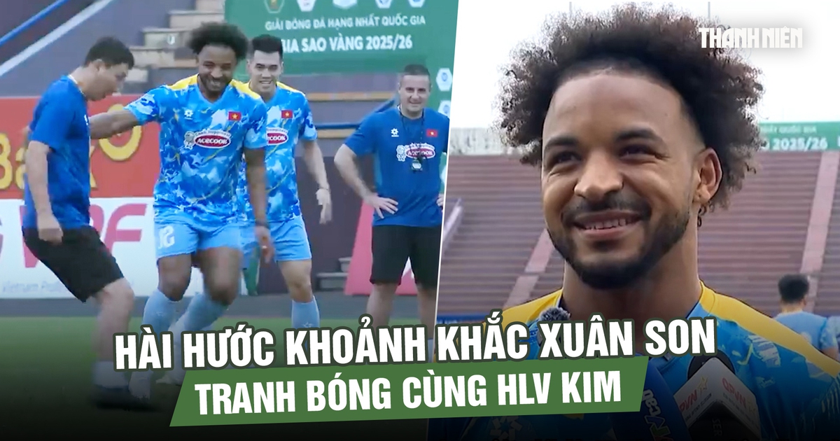 Hài hước khoảnh khắc Xuân Son tranh bóng cùng HLV Kim, nói đã hồi phục 100%