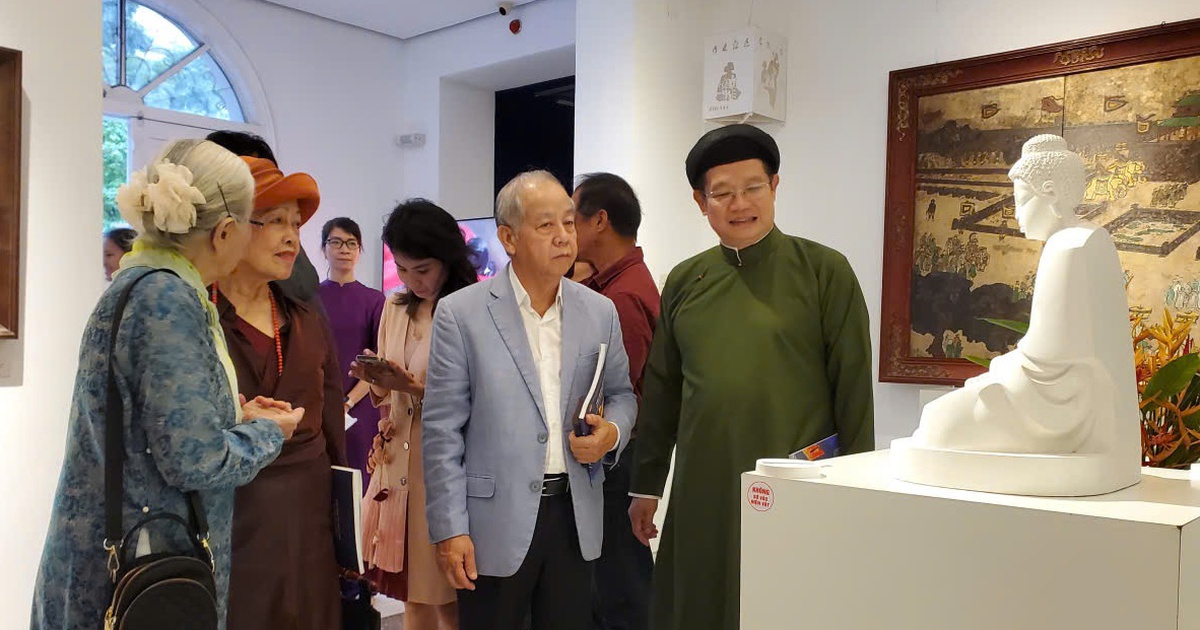 'Trình làng' loạt tác phẩm mỹ thuật quý do các nghệ sĩ danh tiếng tặng Huế