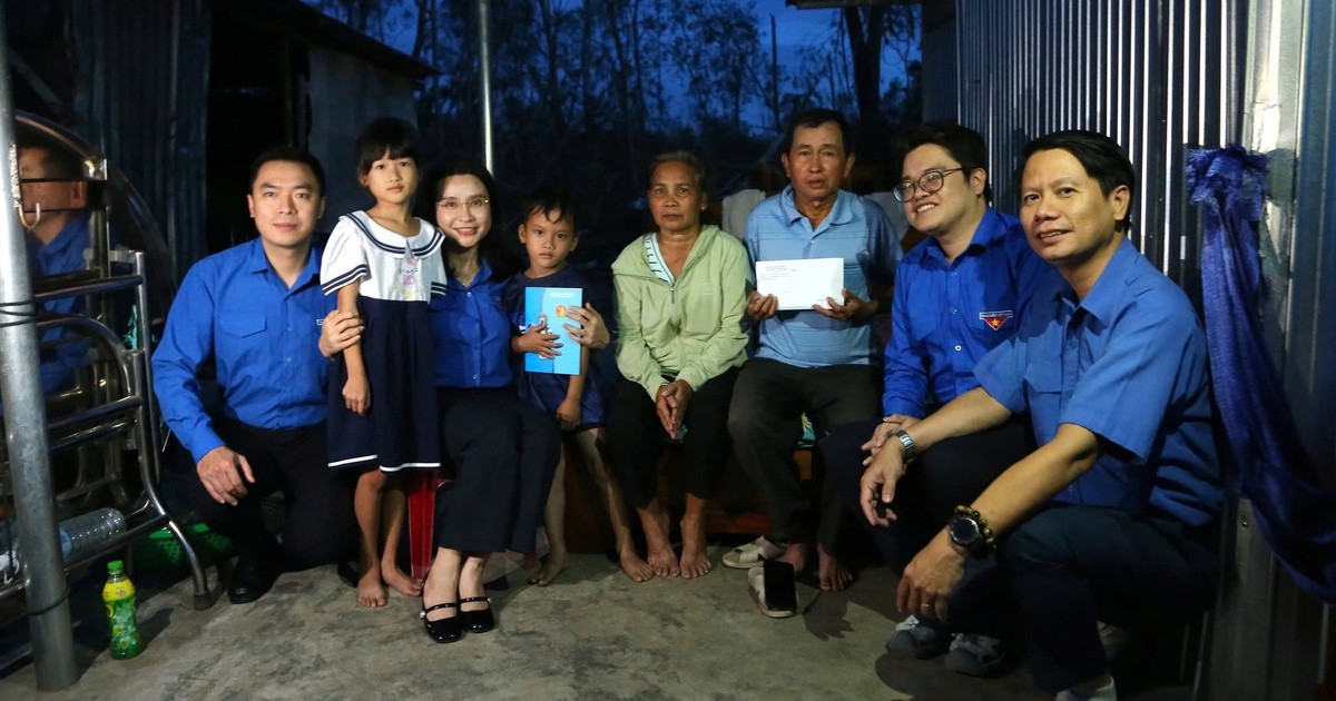 T.Ư Đoàn trao quà, hỗ trợ kinh phí xây nhà cho người dân vùng bão