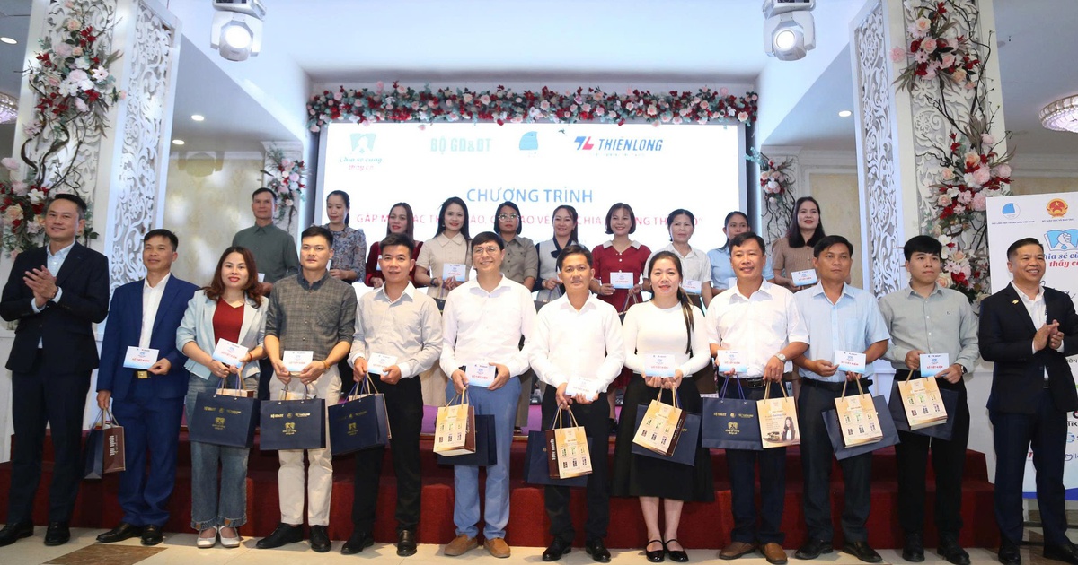 Mỗi đại biểu chương trình 'Chia sẻ cùng thầy cô' được tặng sổ tiết kiệm 10 triệu đồng