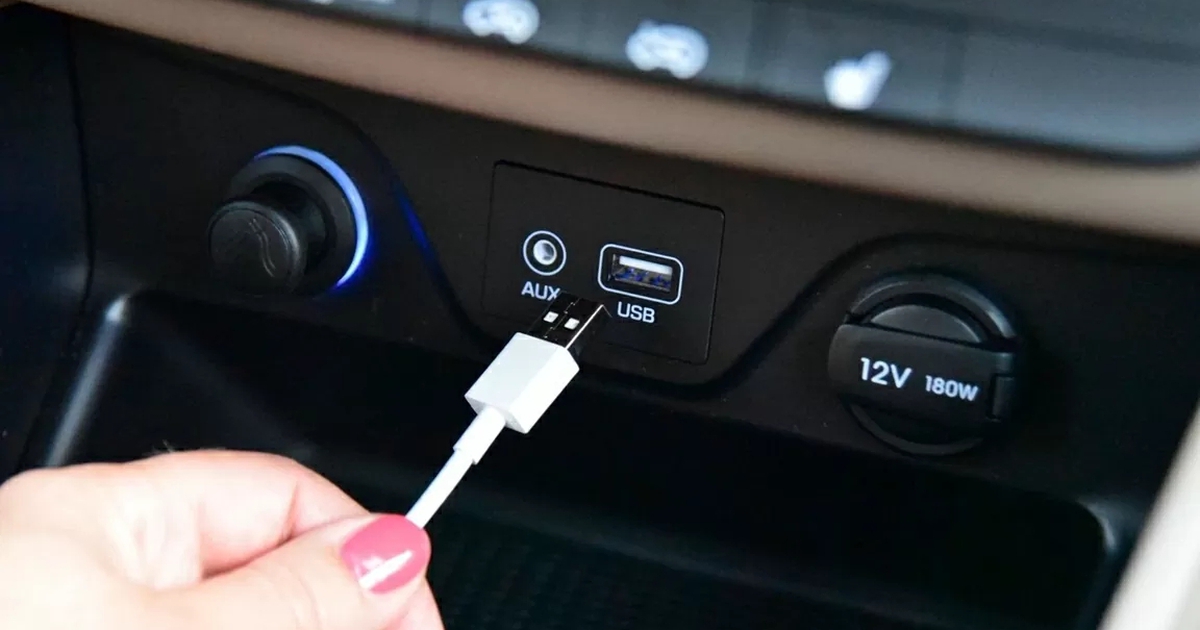 3 thiết bị gây rủi ro khi cắm vào cổng sạc USB trên ô tô