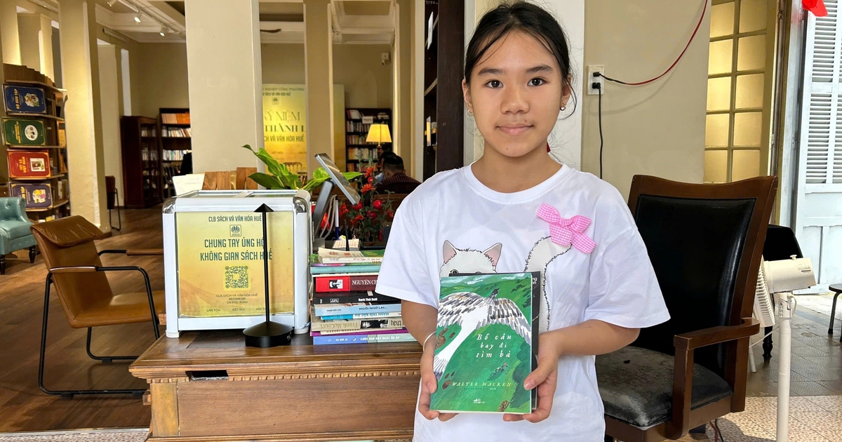 Quyên góp sách vở tặng học sinh vùng lũ Huế