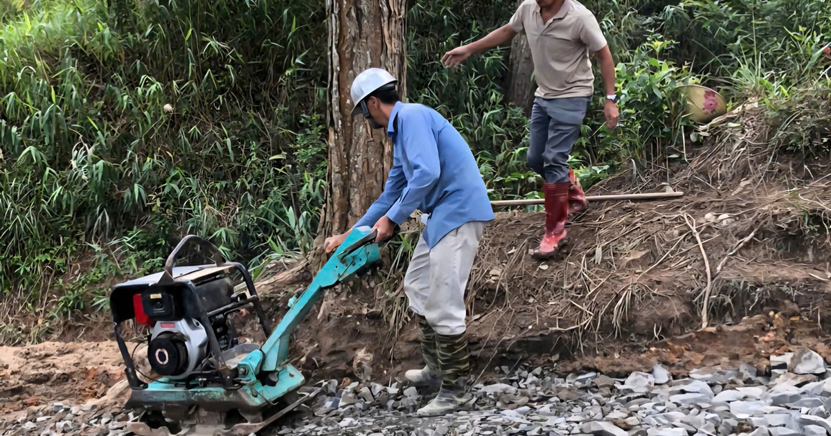 Đóng đèo D'Ran do sạt lở: Hỗ trợ đá để người dân làm đường tạm xuyên rừng
