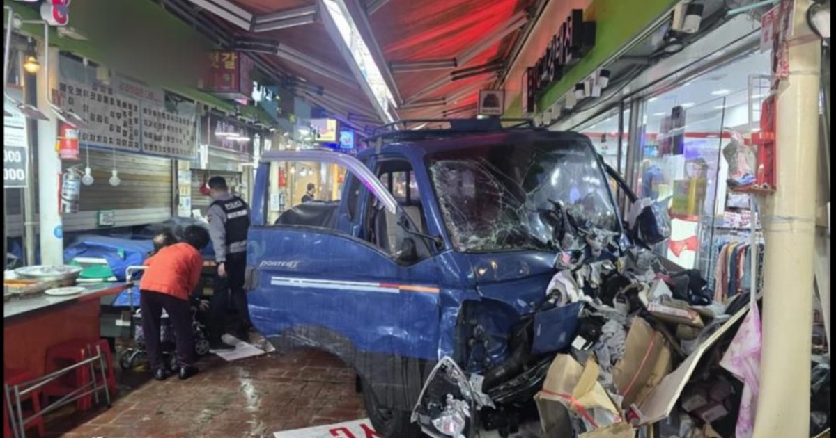 Xe tải 'bỗng dưng tăng tốc' lao vào chợ ở Hàn Quốc, 2 người thiệt mạng