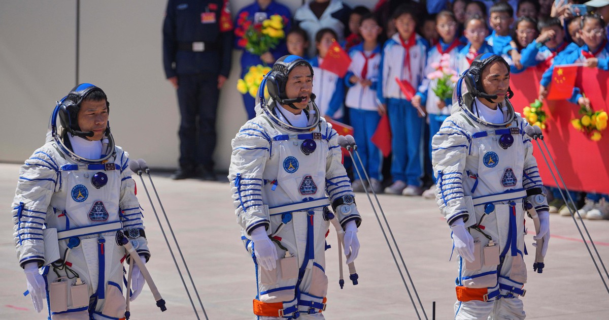 Thần Châu 20 hỏng, phi hành gia Trung Quốc đổi tàu về trái đất