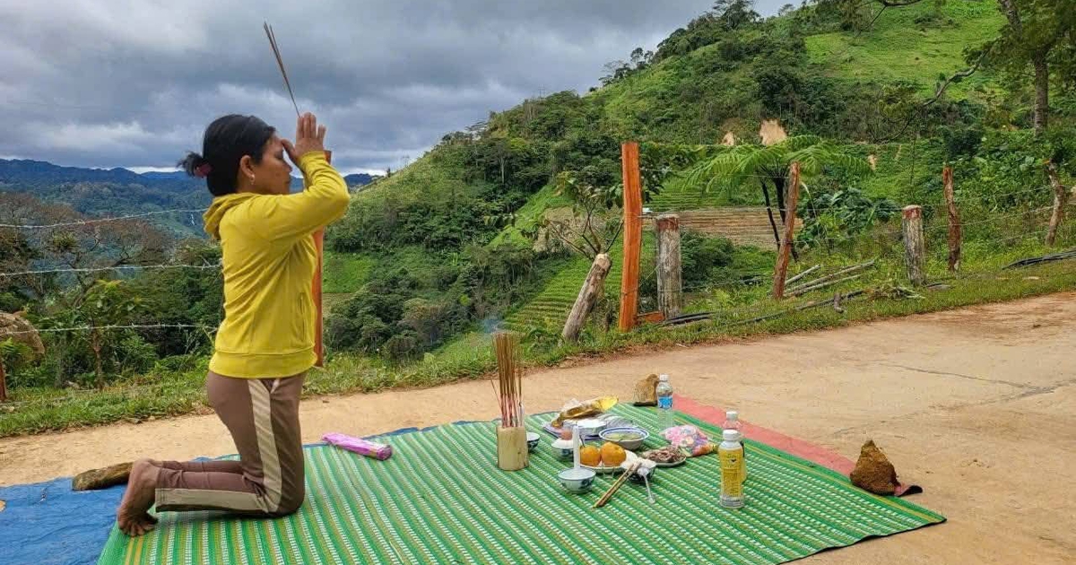 Sạt lở núi ở Đà Nẵng: Hai gia đình quặn lòng chờ tin người thân mất tích