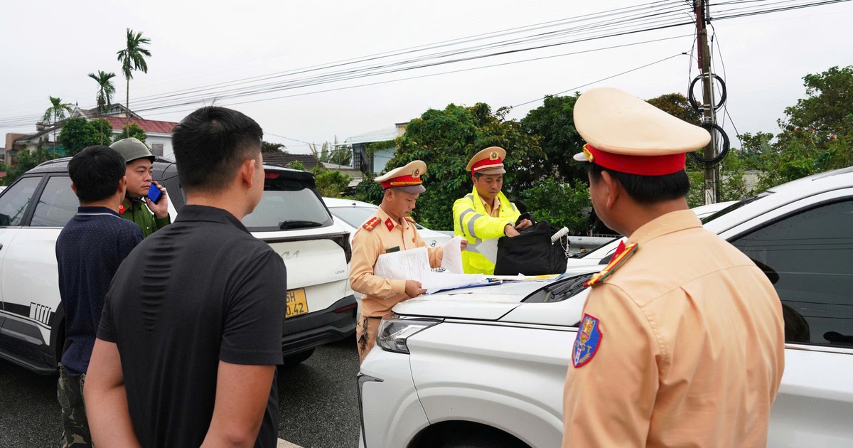 Ô tô đậu kín cầu để tránh lũ, CSGT Huế cảnh báo nguy hiểm, xử phạt nghiêm
