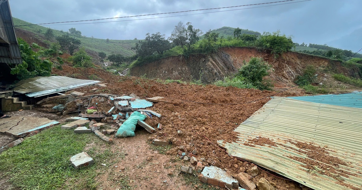 Sạt lở cuốn sập 2 căn nhà, người đàn ông ôm cháu bé chạy thoát đúng vài giây