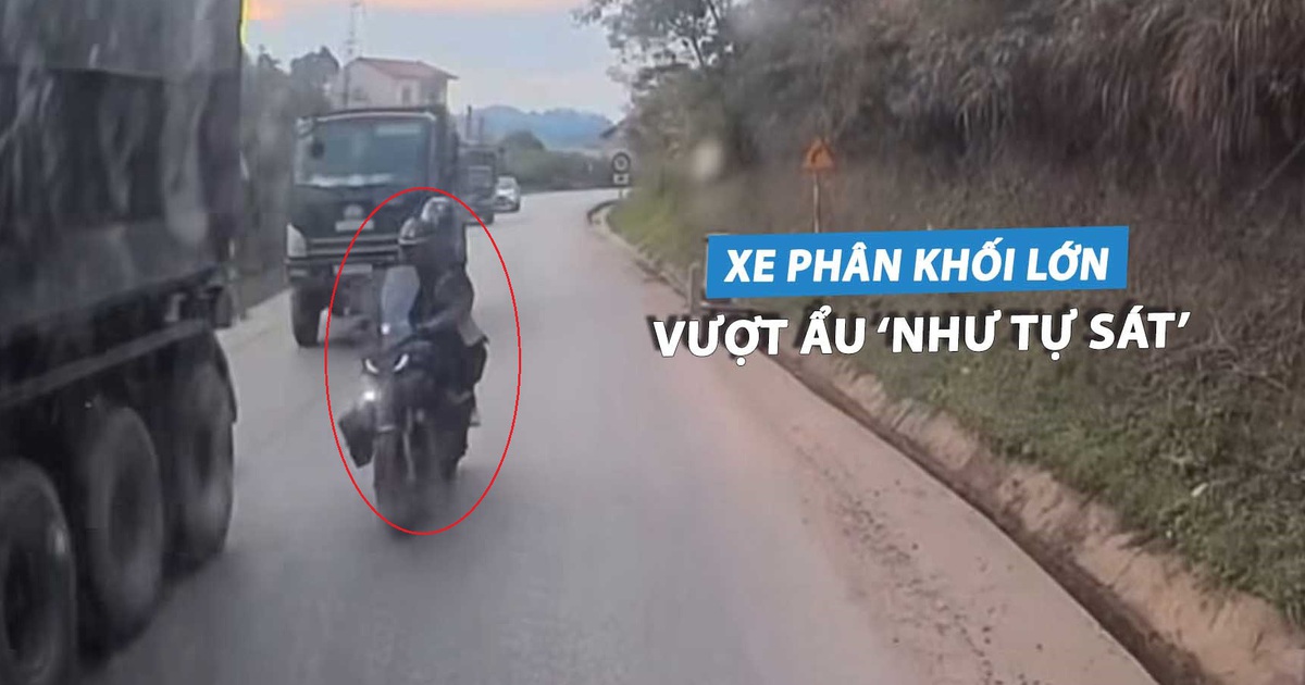 Kinh hoàng xe phân khối lớn vượt ẩu ngay cua, ép ô tô con vào lề đường