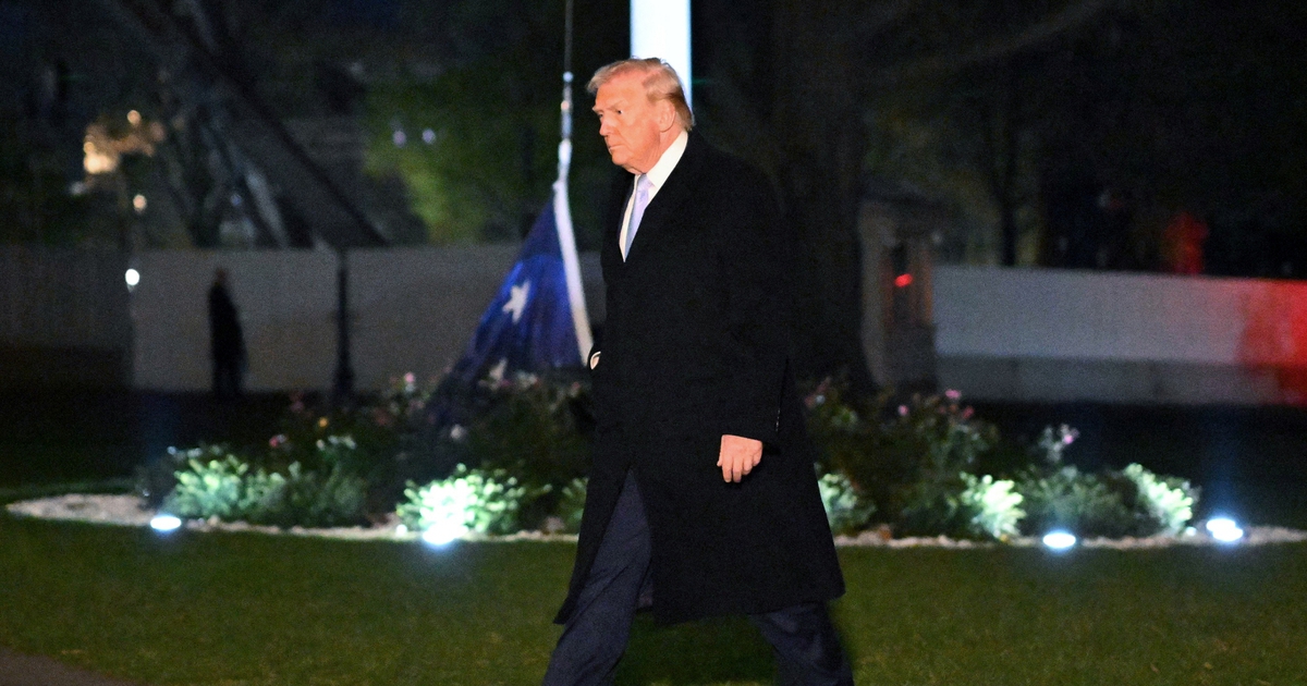 Nhà Trắng để cờ Mỹ chạm đất trong ảnh chụp ông Trump?