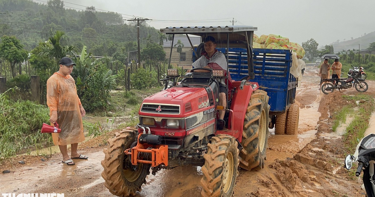 Giữa v&ograve;ng v&acirc;y lũ dữ: Căng m&igrave;nh tiếp tế, sơ t&aacute;n h&agrave;ng trăm người ở Đắk Lắk