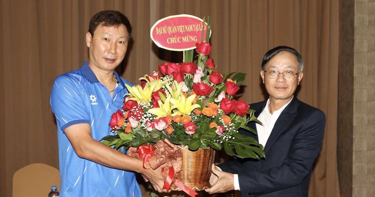 Đội tuyển Việt Nam nhận tình cảm đặc biệt tại Lào, quyết thắng trong cuộc đua giành vé châu Á