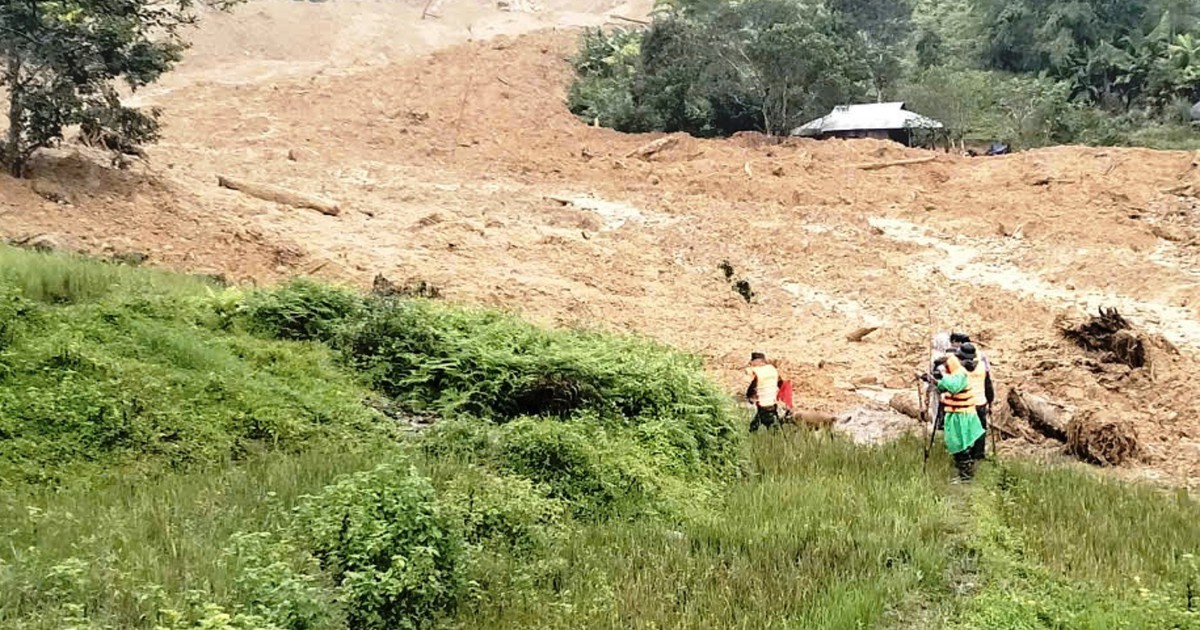 Nghẹn lòng hai em bé mồ côi sau vụ sạt lở núi