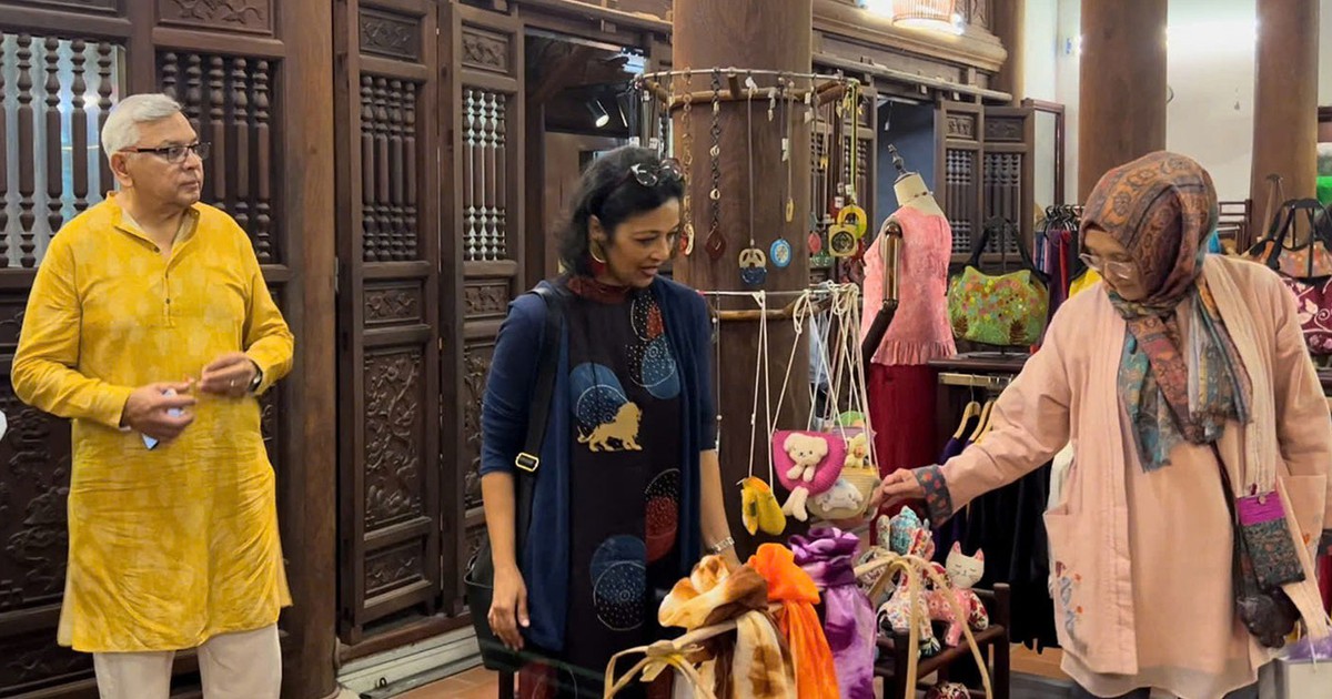 Nhiều nghệ nhân quốc tế tham quan làng nghề dệt lụa Vạn Phúc