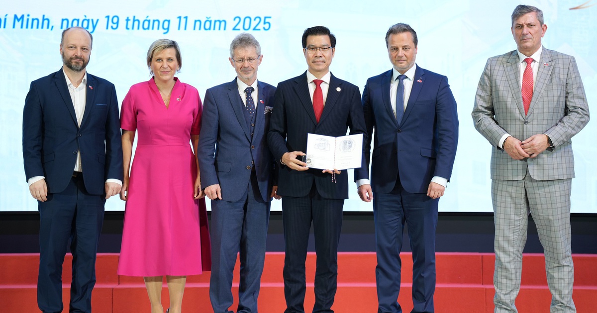 Hiệu trưởng Trường ĐH Tôn Đức Thắng nhận kỷ niệm chương của Thượng viện Cộng hòa Czech