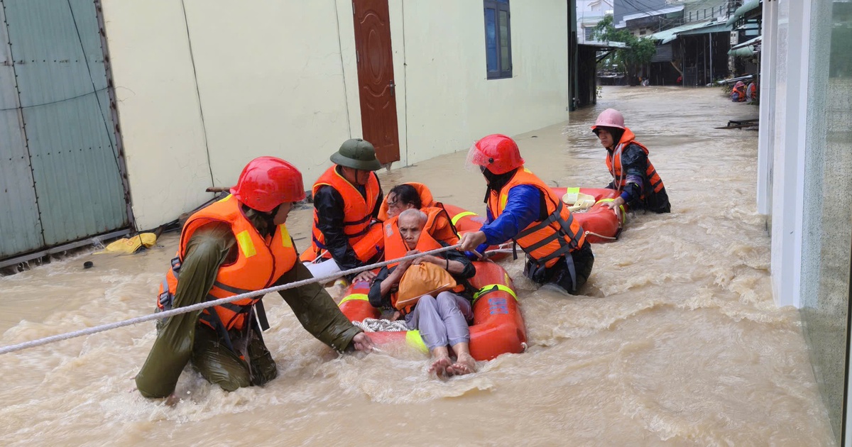 Ngập lụt ở Quy Nhơn: Sơ tán hơn 9.200 người khỏi vùng nguy hiểm trong mưa lớn