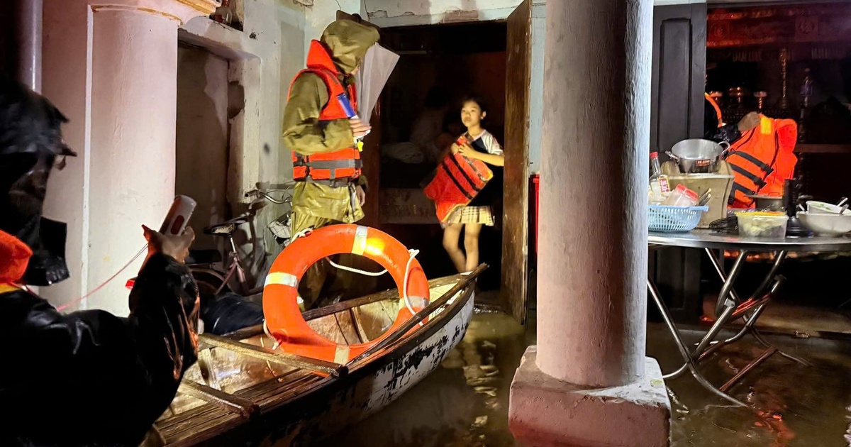 C&ocirc;ng an Đắk Lắk cứu d&acirc;n v&ugrave;ng ngập lụt xuy&ecirc;n đ&ecirc;m