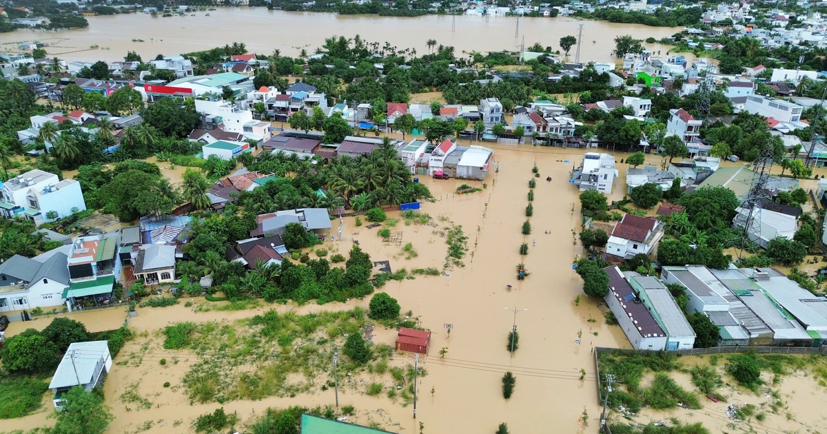 Nha Trang ngập nặng, có nơi gần 2 m: Đường chia cắt, người dân kiệt sức chống lũ
